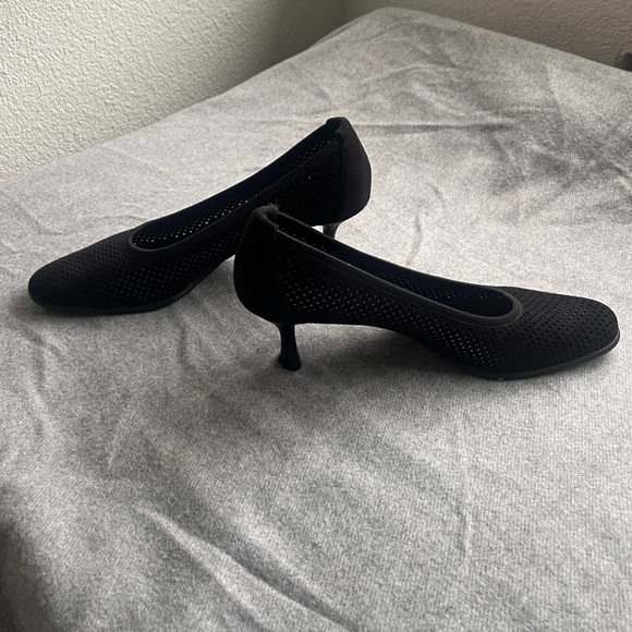 Stuart Weitzman Black Heels 8 - Picture 5 of 9